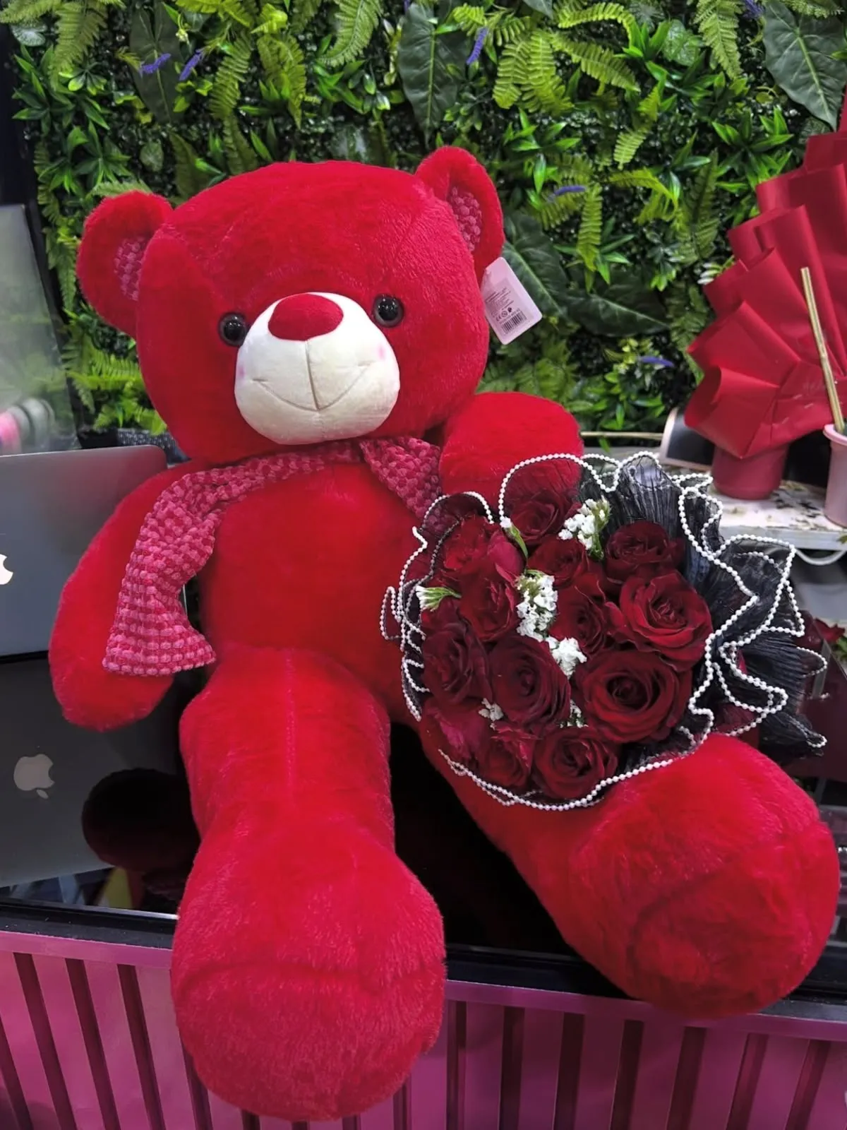 Grande peluche rouge et roses