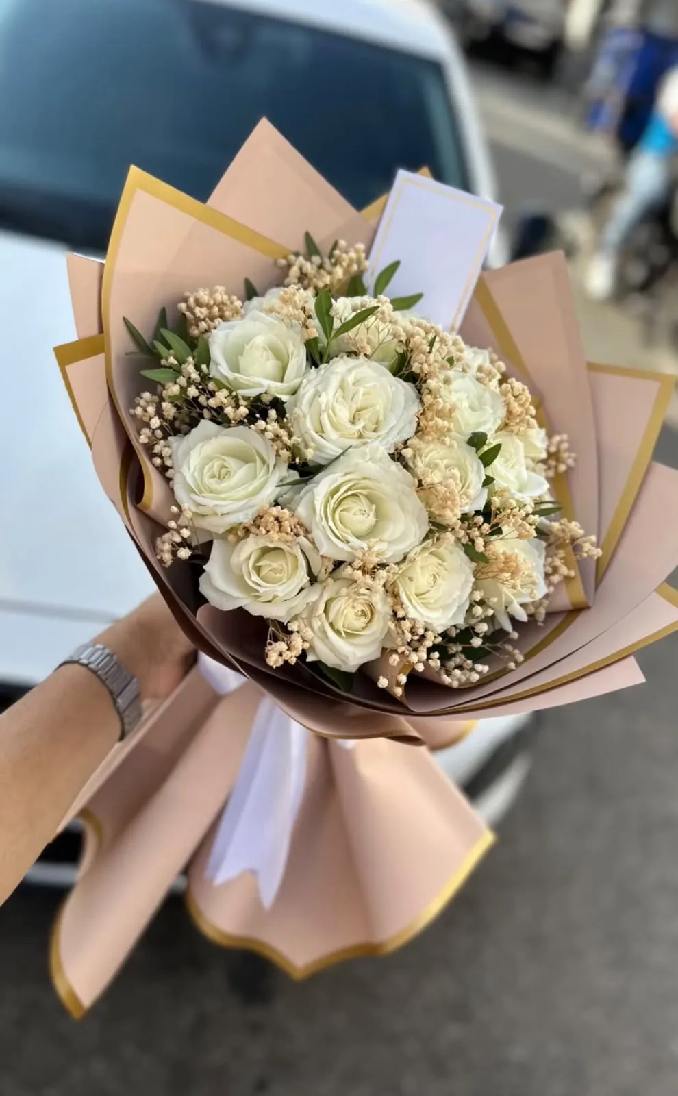 Bouquet roses blanches et gypsophile