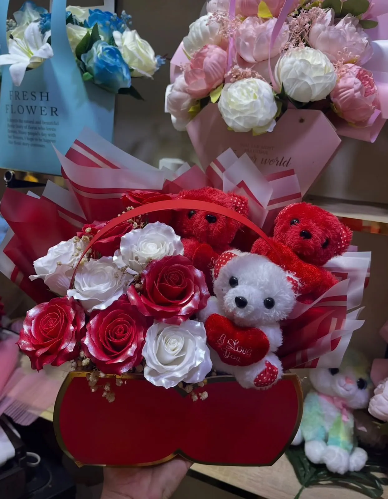 Boîte cœur roses rouges et peluche
