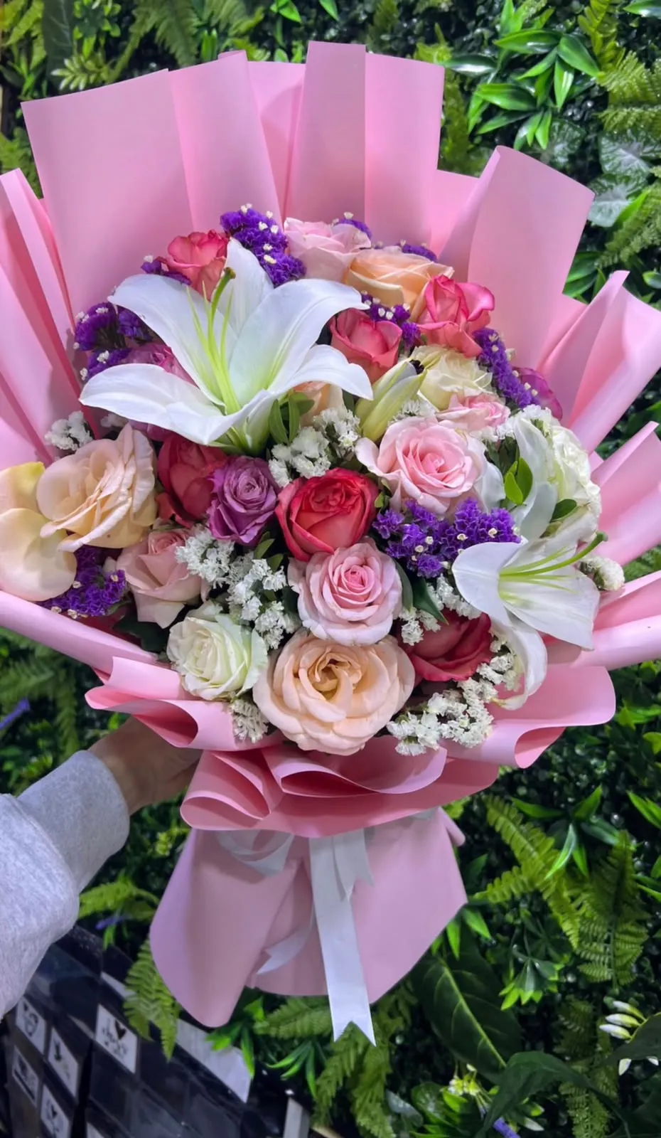 Bouquet pastel lys et roses, emballage rose