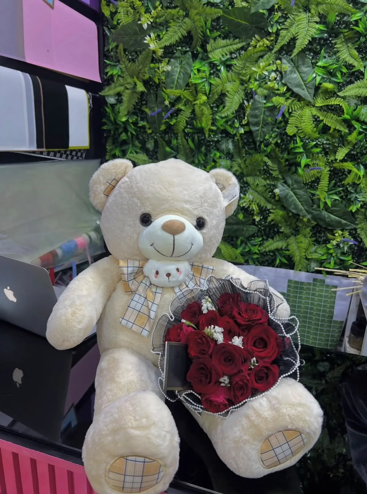 Peluche crème avec petit bouquet