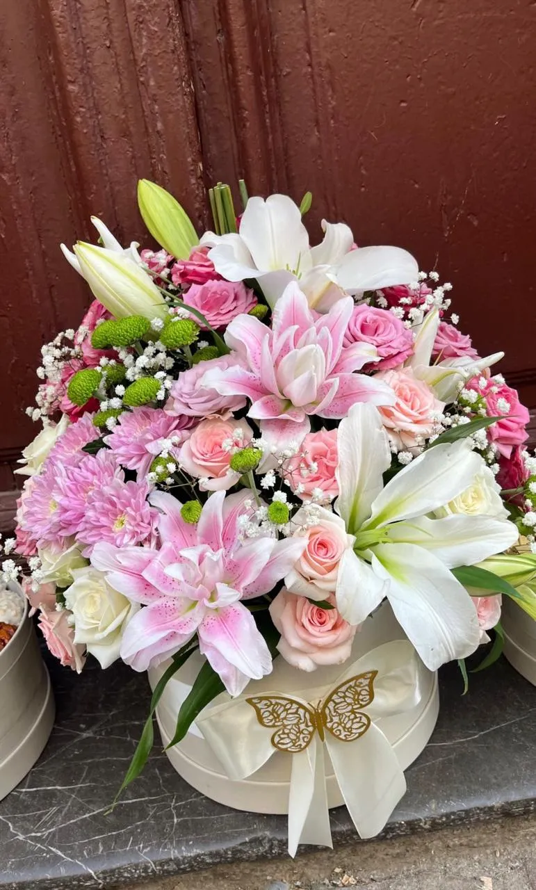 Boîte de lys roses et roses pastel