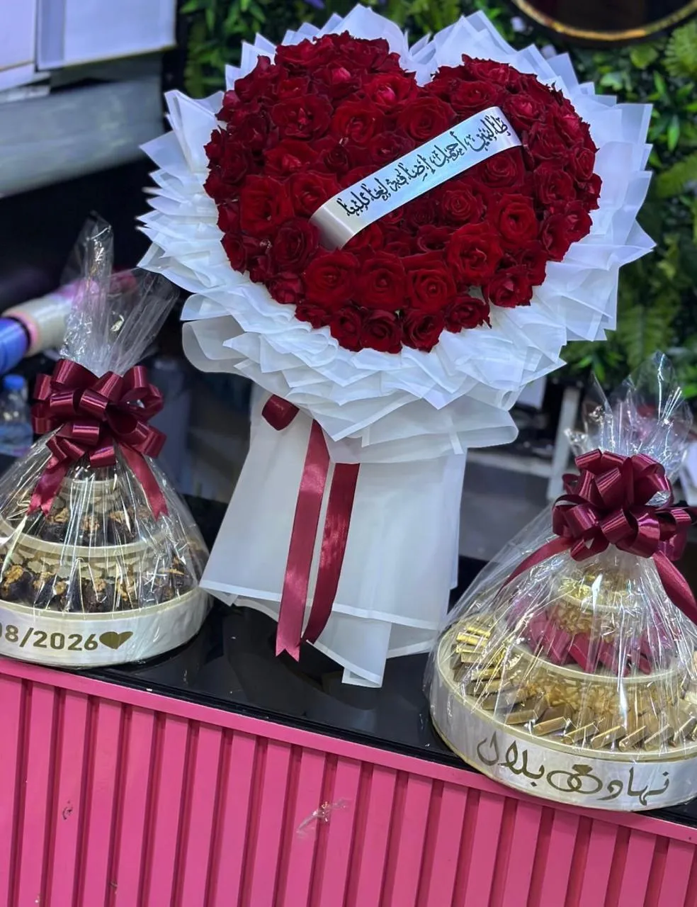 Cœur de roses rouges et plateaux gourmands