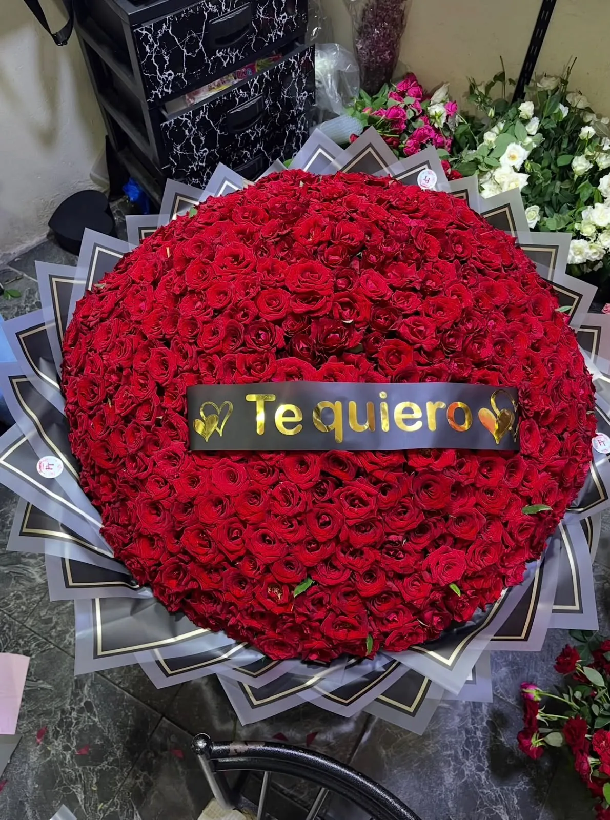 Composition ronde 100 roses rouges