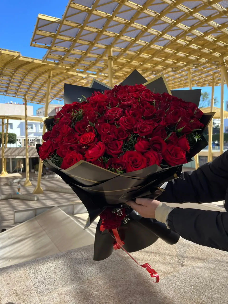 Bouquet roses rouges, emballage noir