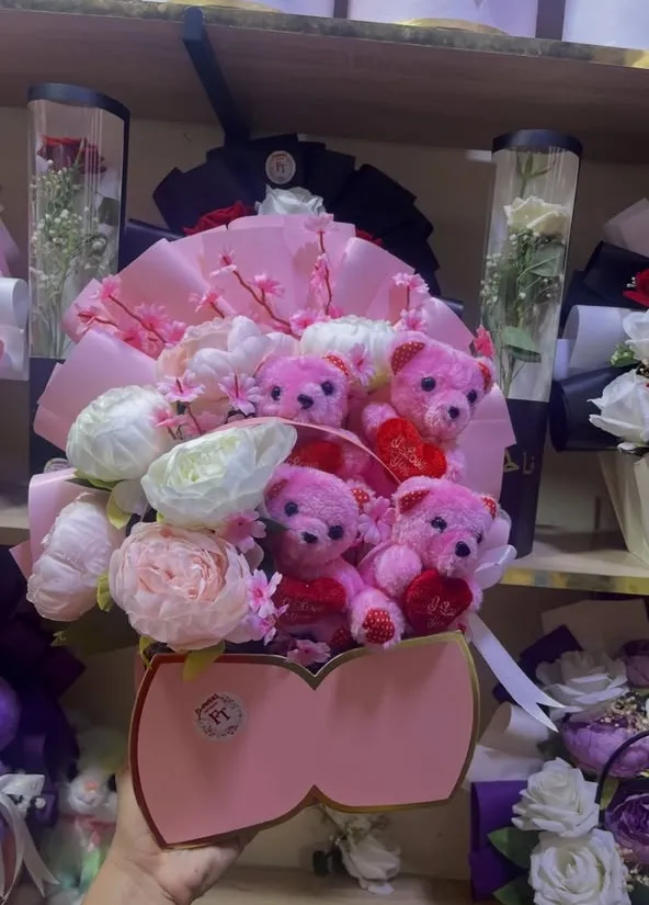 Bouquet de peluches roses et fleurs