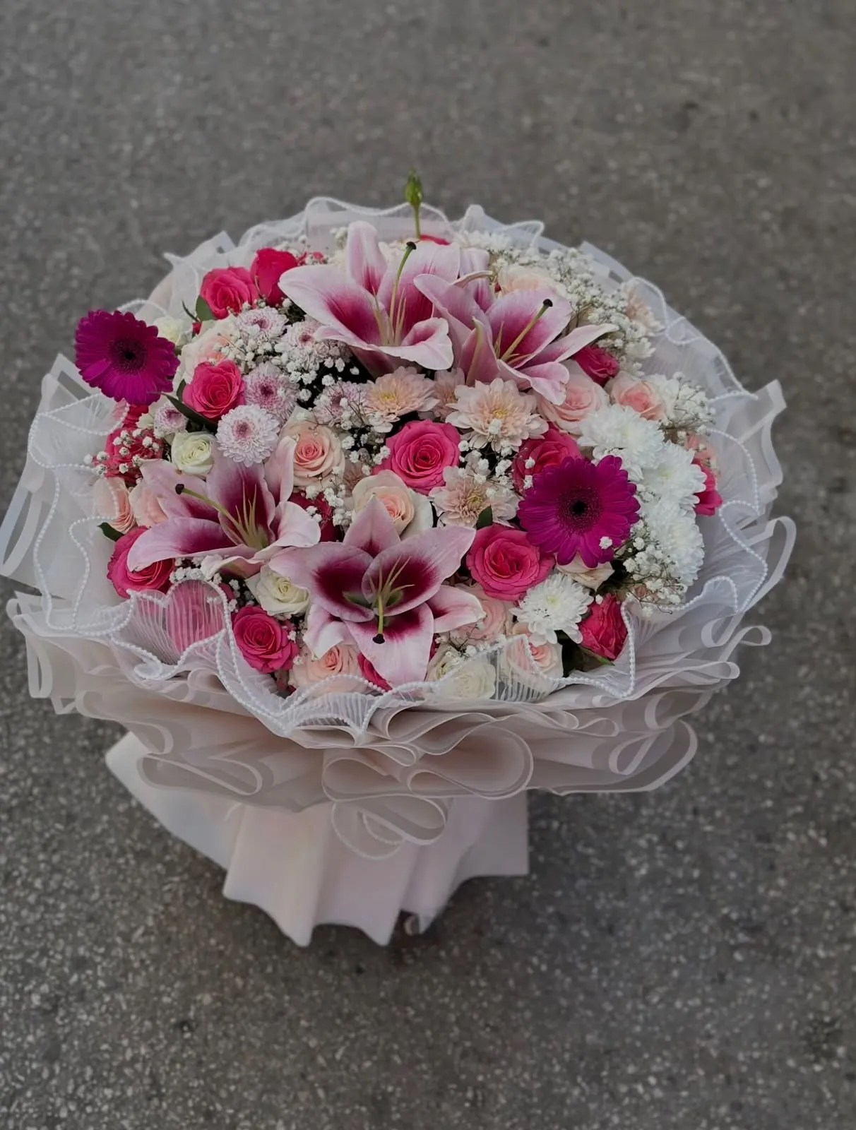 Bouquet lys roses et fleurs mêlées
