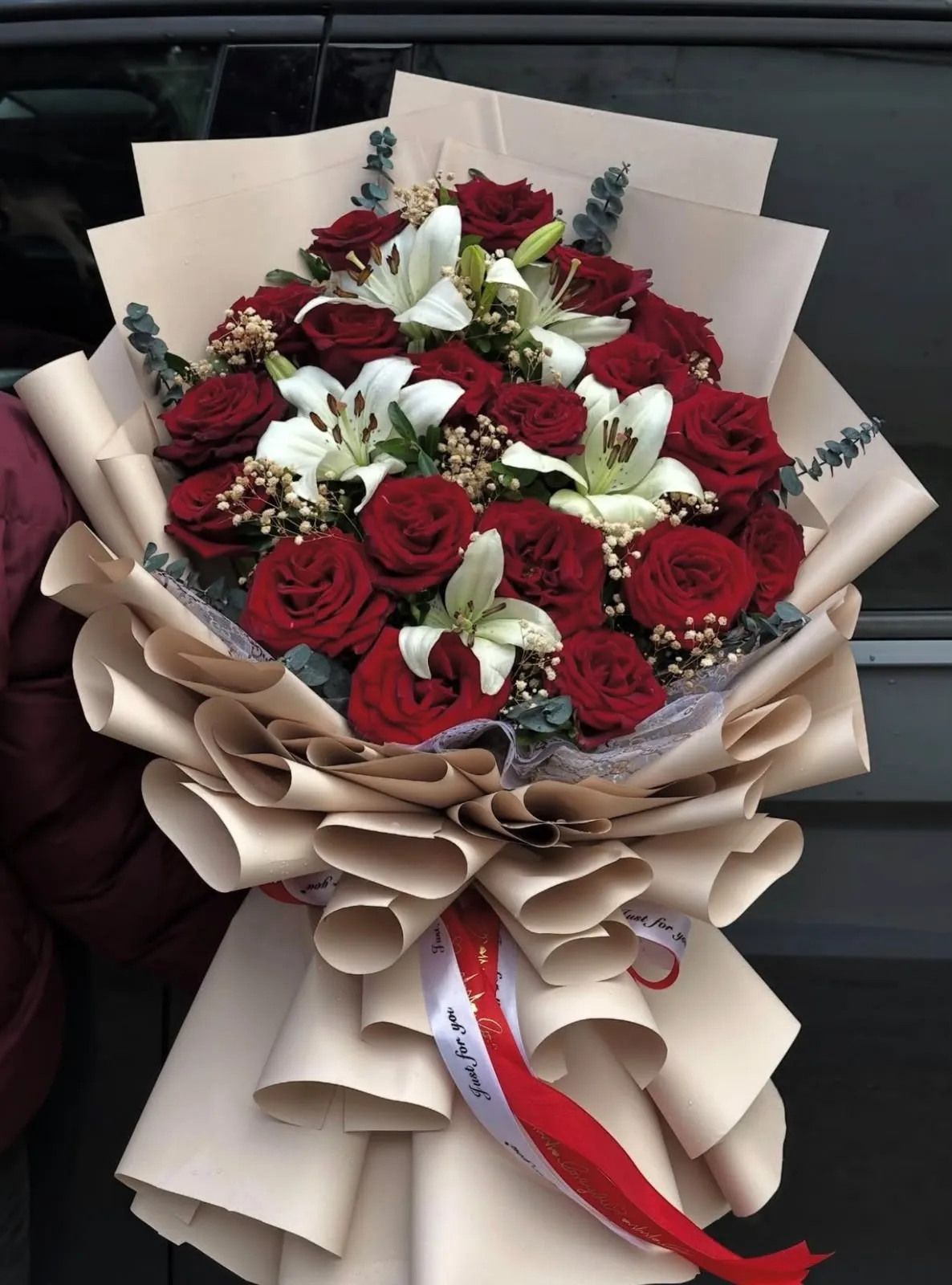 Bouquet roses rouges et lys blancs