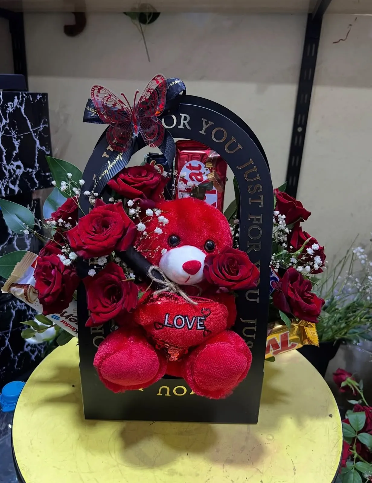Coffret noir roses rouges et peluche