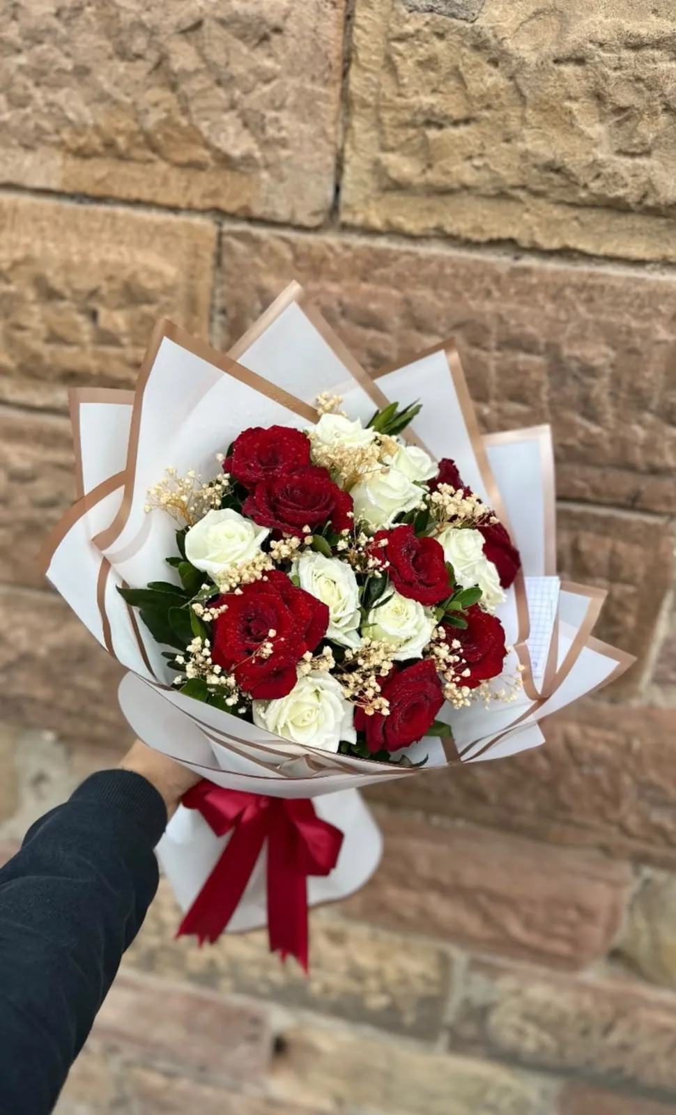 Bouquet roses rouges et blanches, emballage crème