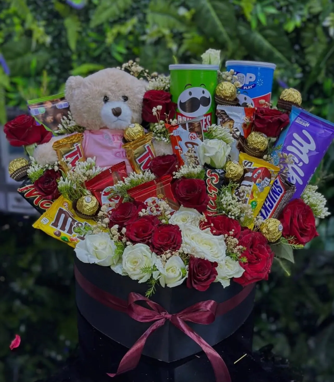 Boîte gourmande roses, chocolats et peluche