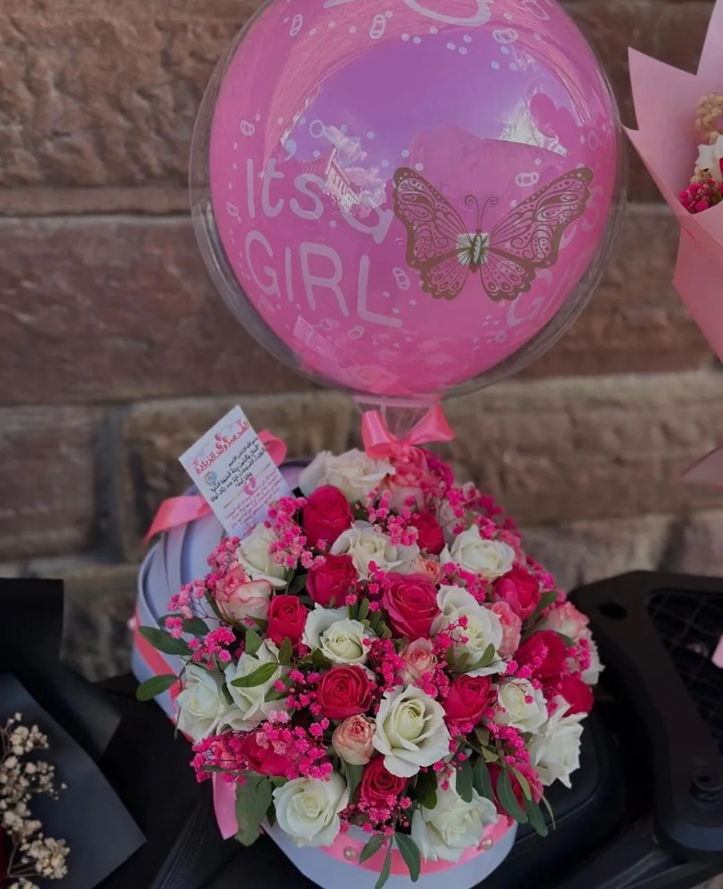 Boîte de roses naissance fille et ballon