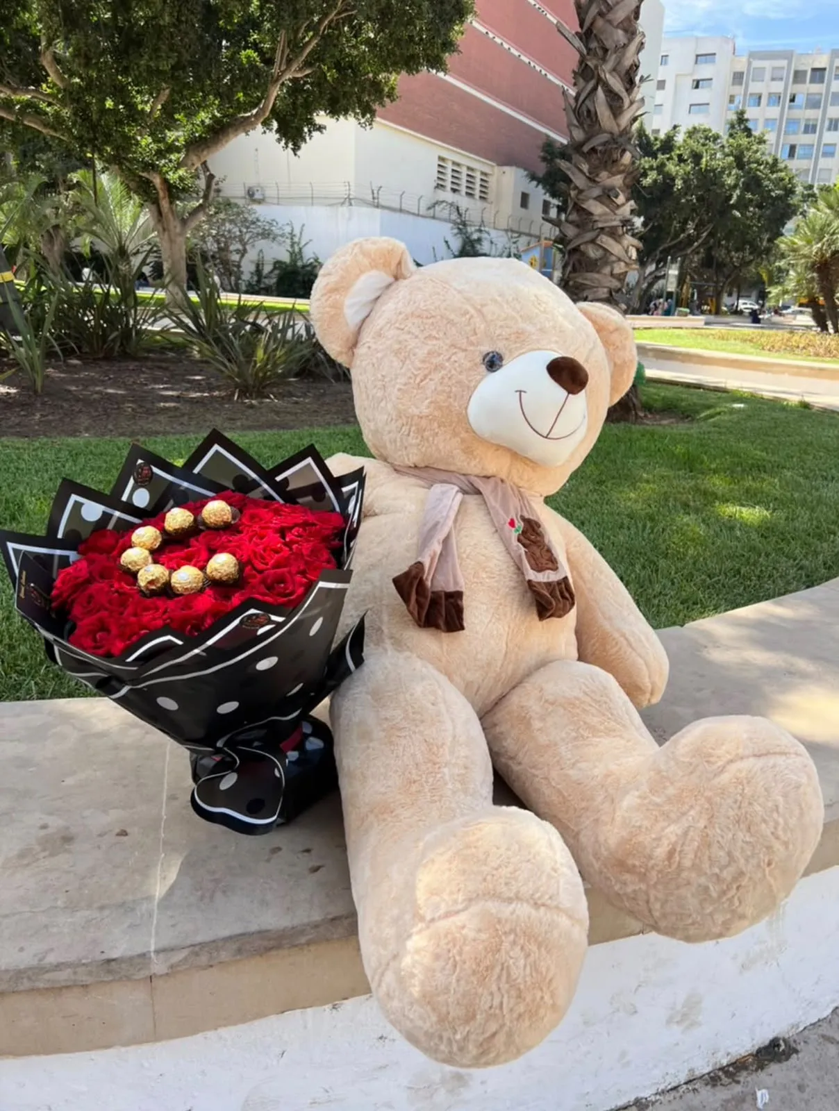 Grande peluche et bouquet de roses