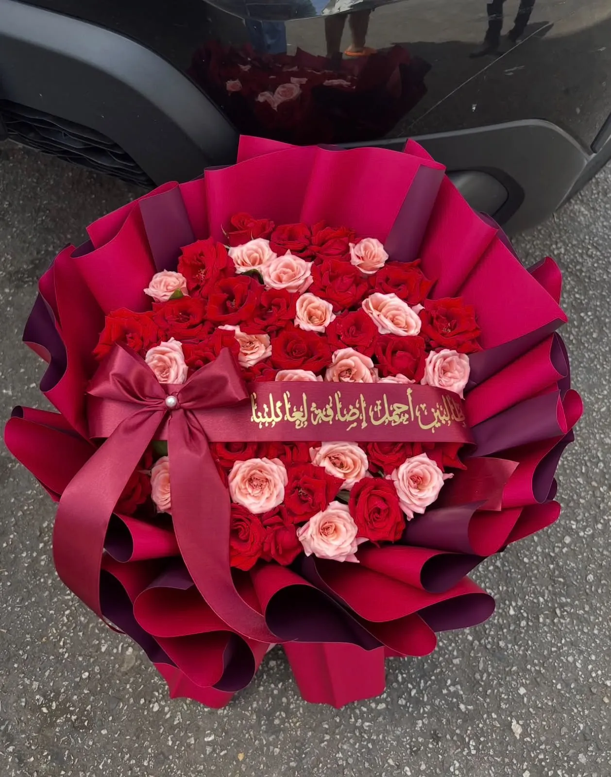 Bouquet roses poudrées, emballage rouge
