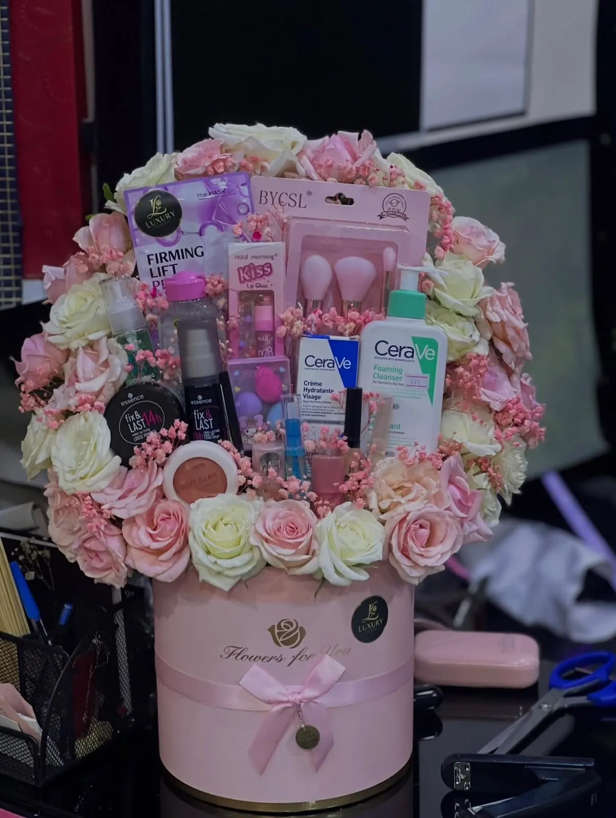 Coffret beauté roses et cosmétiques