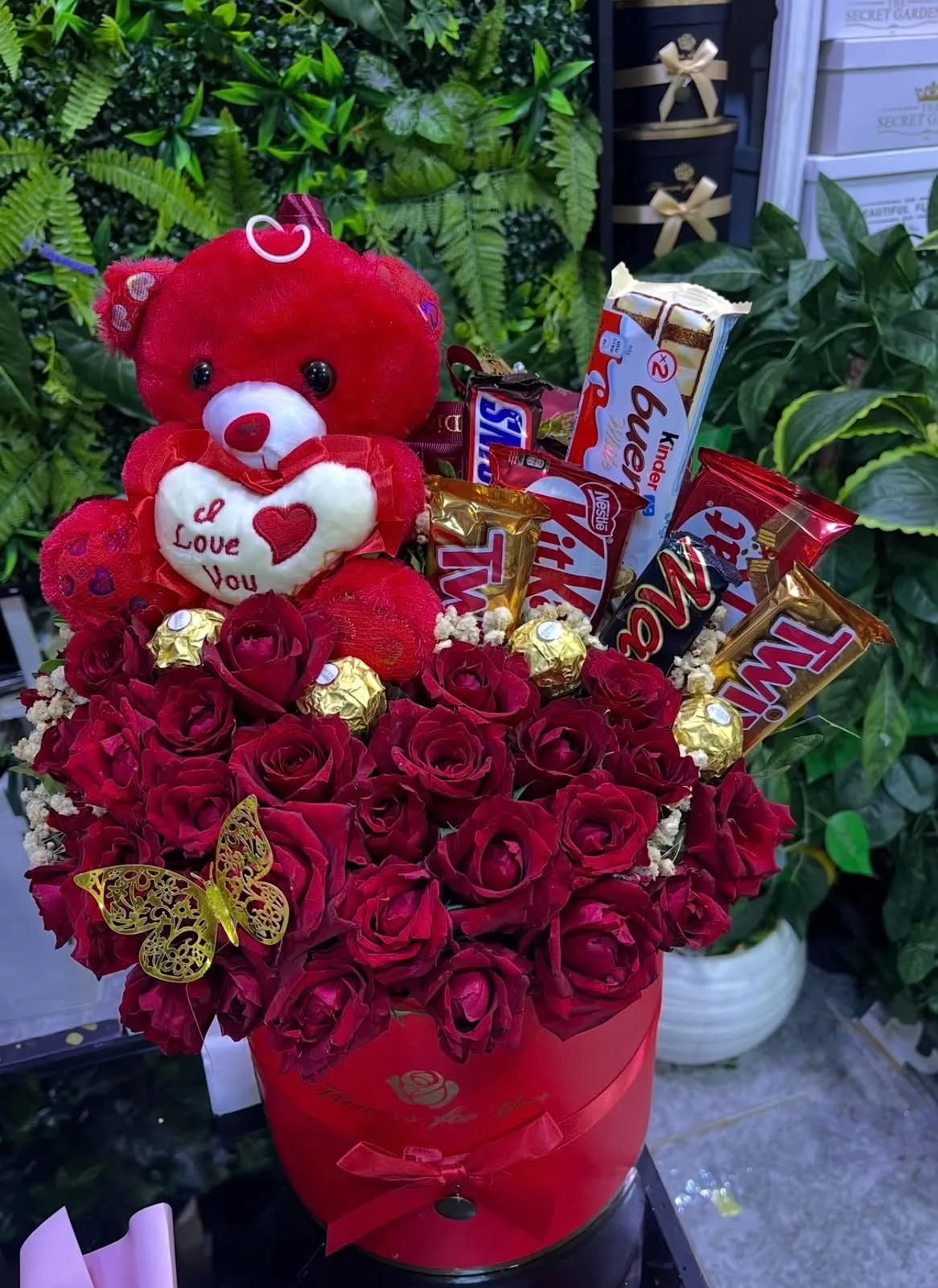 Boîte roses rouges, peluche et chocolats