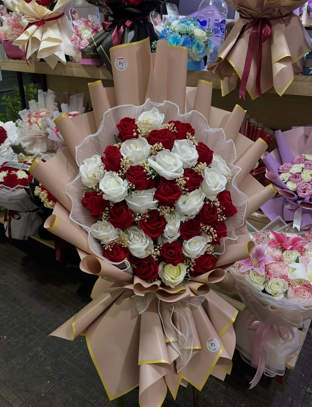 Bouquet roses rouges et blanches, papier kraft