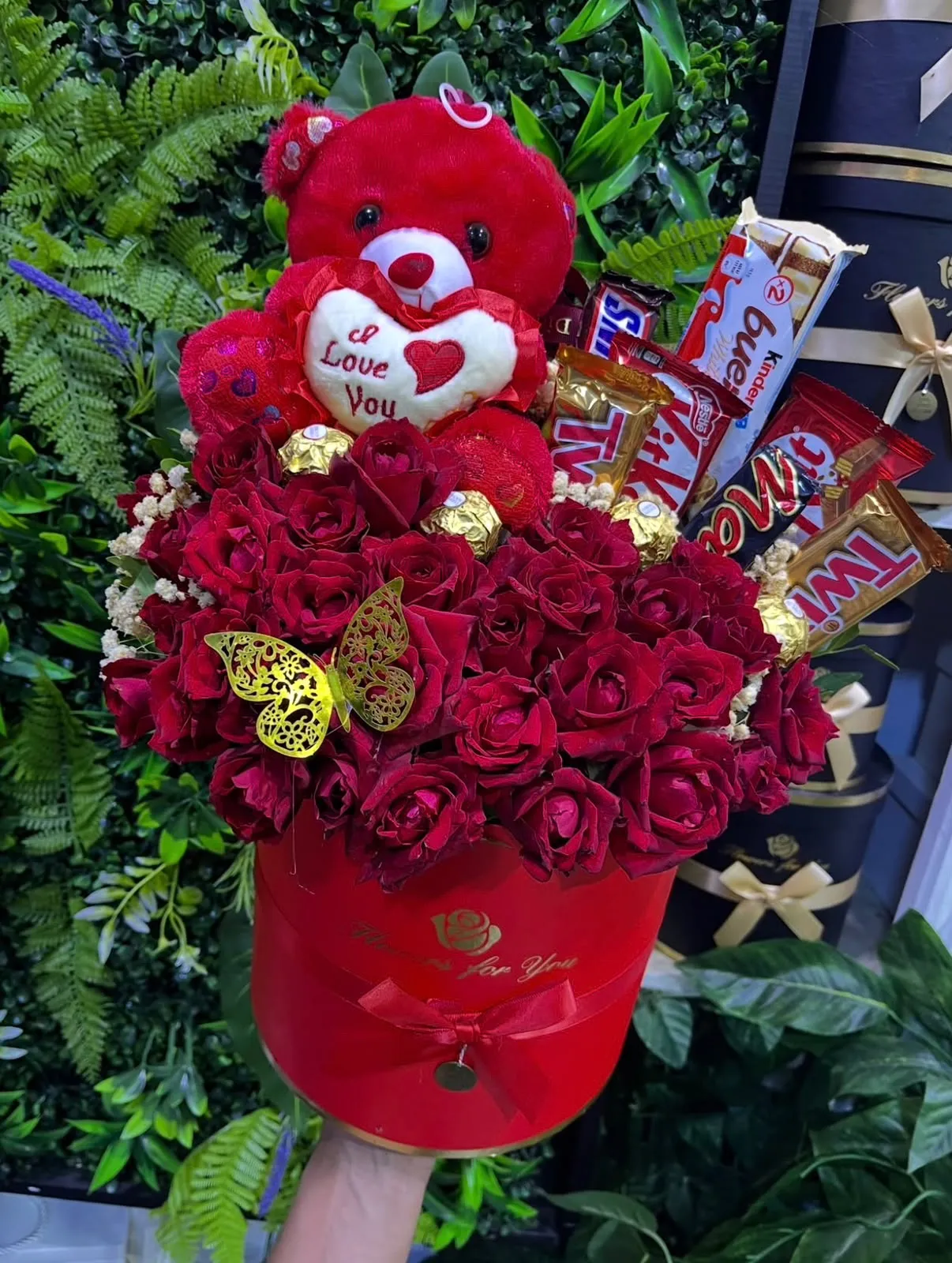 Boîte ronde roses, peluche et barres chocolatées