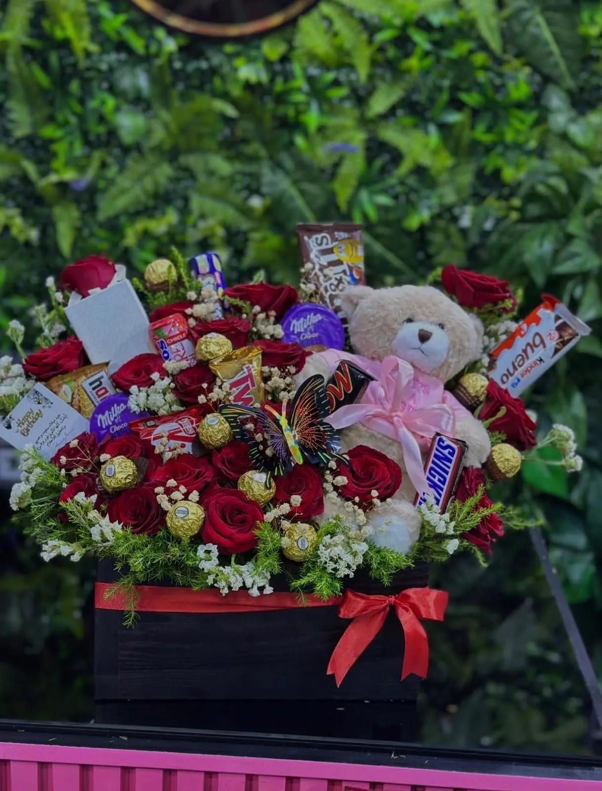 Boîte chocolats, roses et peluche