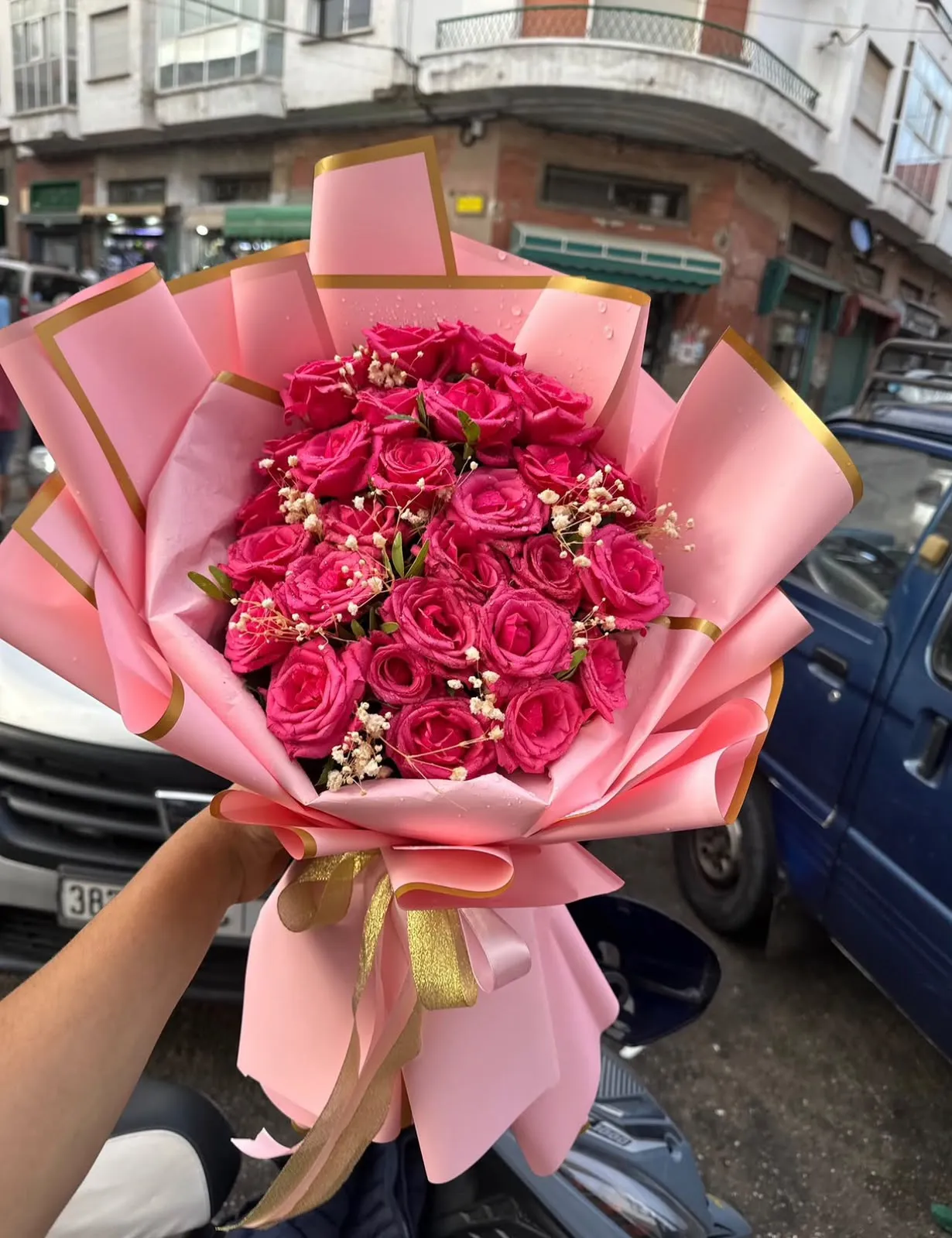 Bouquet roses rouges, emballage rose