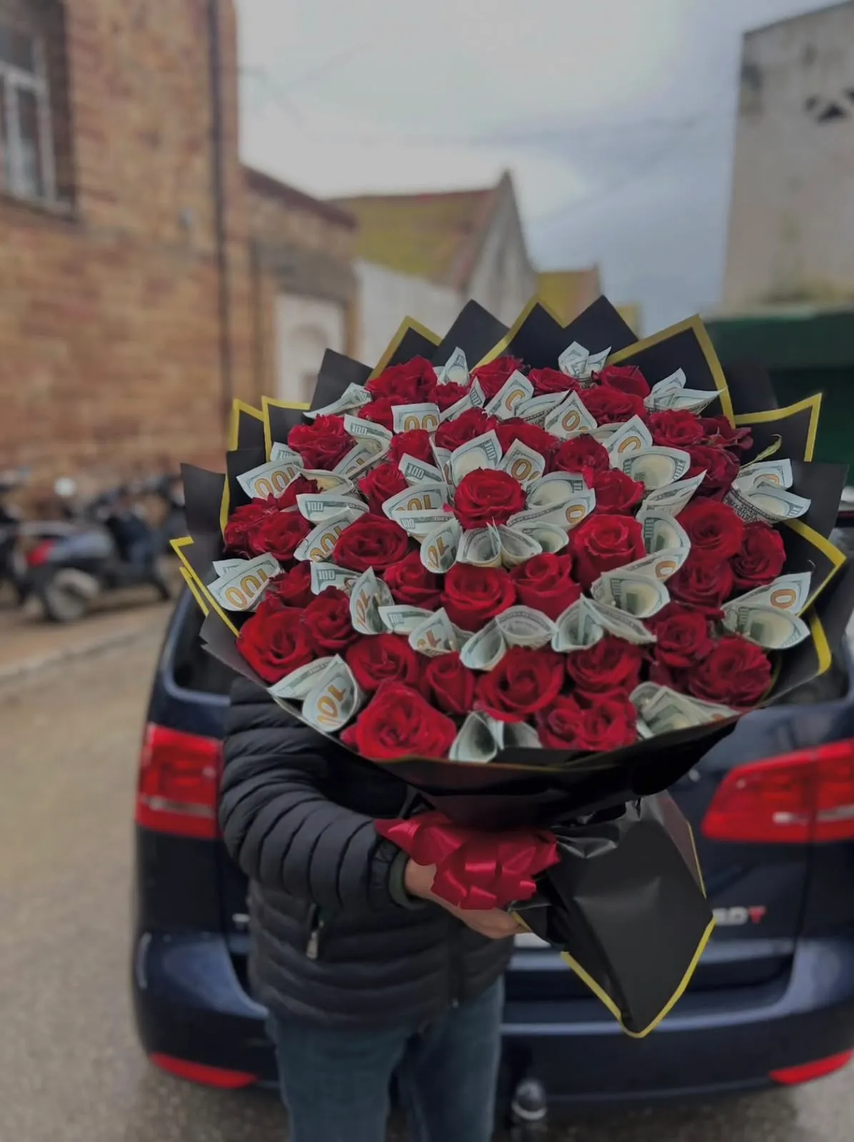 Bouquet roses rouges et billets