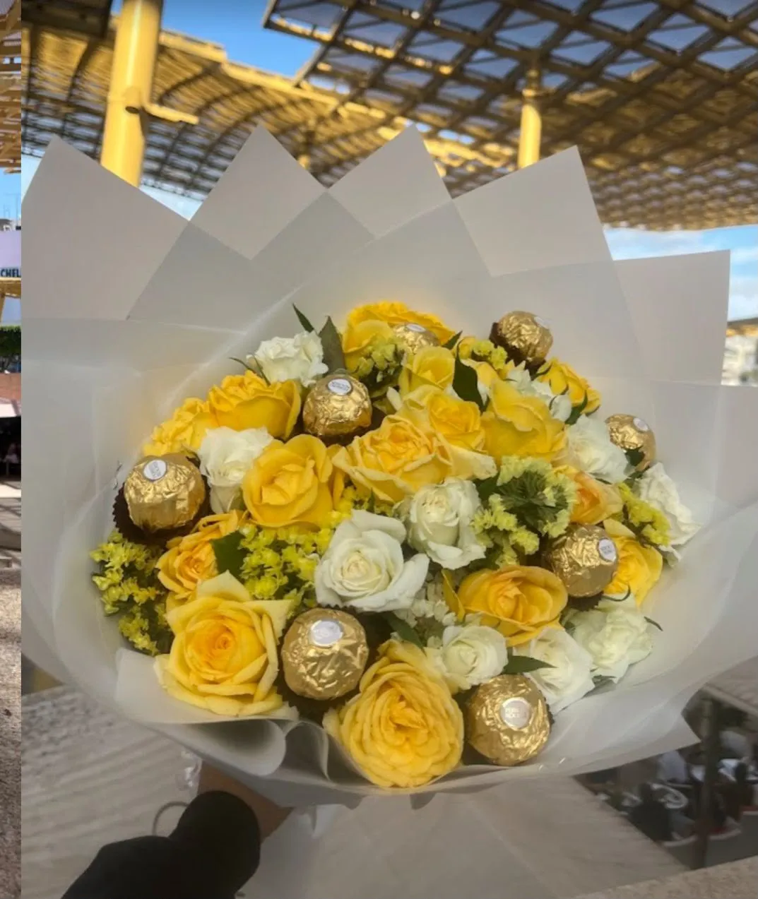 Bouquet roses jaunes et Ferrero Rocher