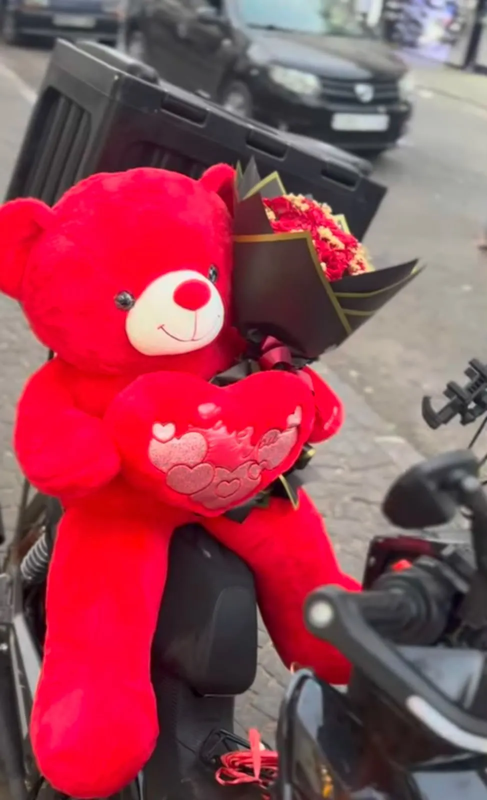 Ours en peluche rouge avec roses