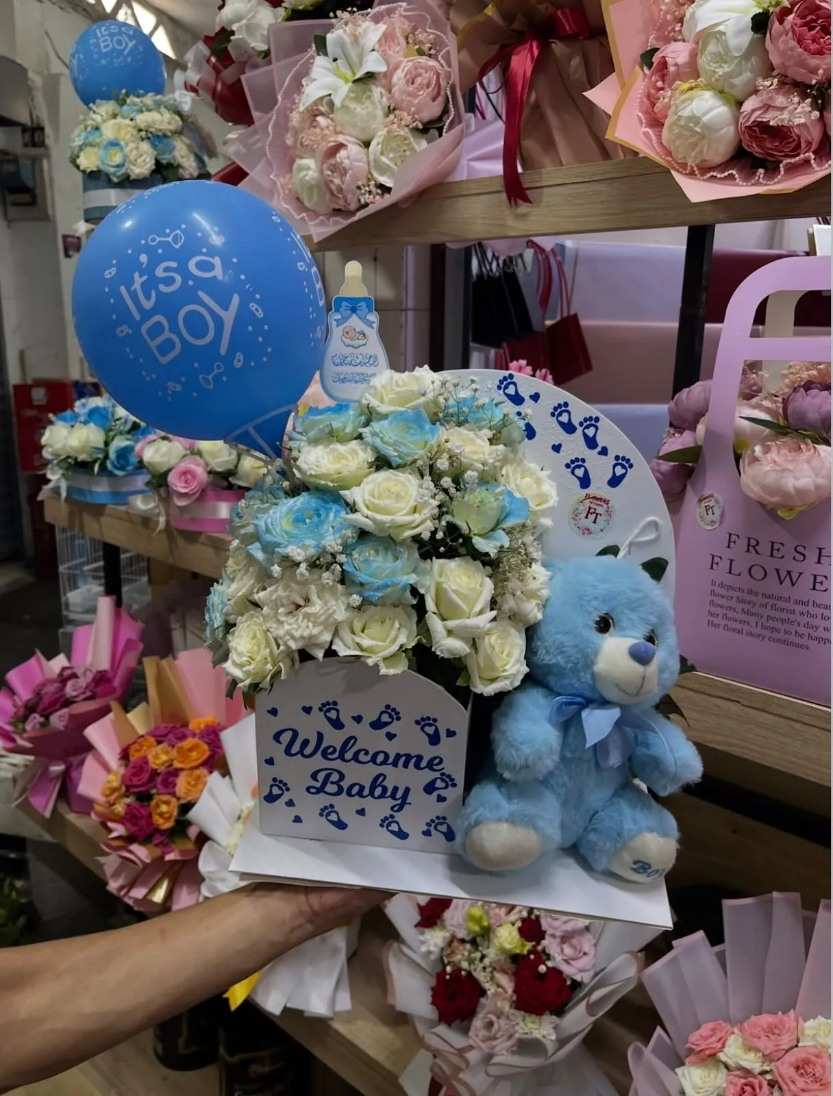 Coffret naissance garçon, roses et peluche