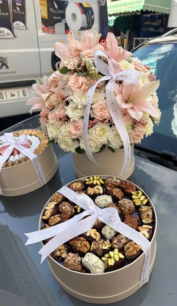 Coffret fleurs pastel et dattes fourrées